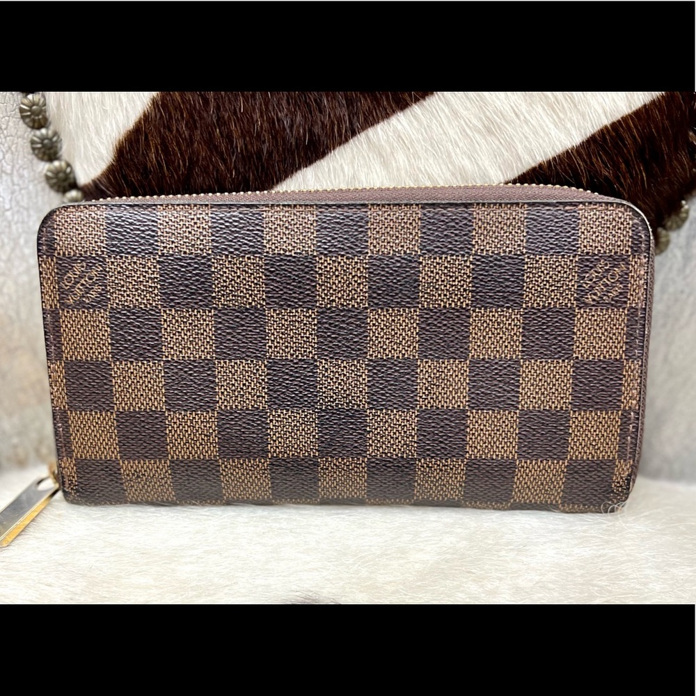 Authentic Louis Vuitton Damier Zippy Wallet